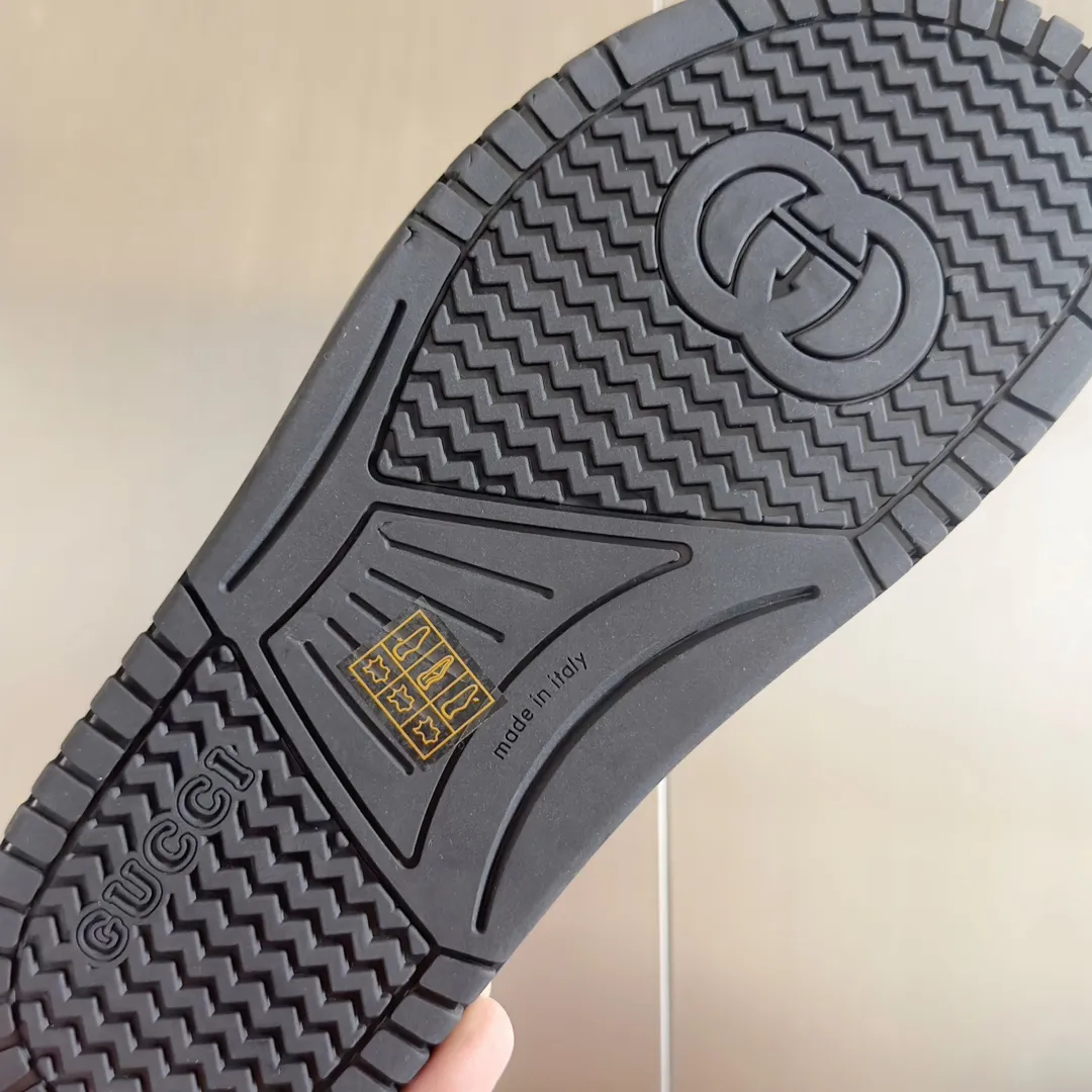 [G Home] Men's Men's Shoes💰: 300💰Size: 38-45 🆕2024Gucci Gucci Summer New Style Double G Presbyopia Flip-flops Cross Sandals Thick Sole Slippers Beach Shoes Original Purchase and Development Production G family's 2024 new summer dark horse items, fashion bloggers at home and abroad have put on the show, and it has become popular on social platforms at home and abroad. Fashionistas must pay for it, and they spend a lot of money to create ingenious craftsmanship and accurately restore every detail. Exquisite packaging at the delivery counter🛍📦 ▪️ Fabric: Original imported double G presbyopic leather ▪️ Lining: Original imported leather ▪️ Sole: Original open molded T men's shoes 💰U outsole ▪️ Bottom thickness: 3CM